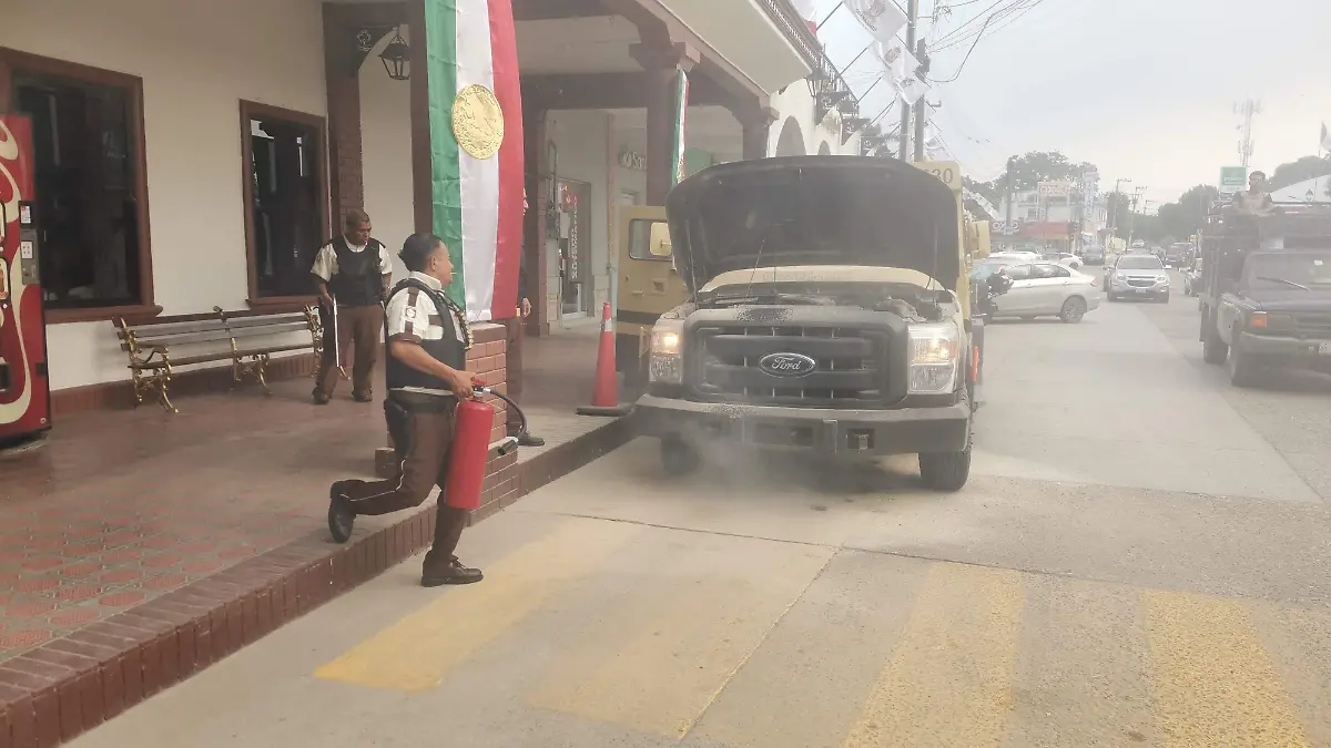 Camioneta de valores en Pueblo Viejo se incendia